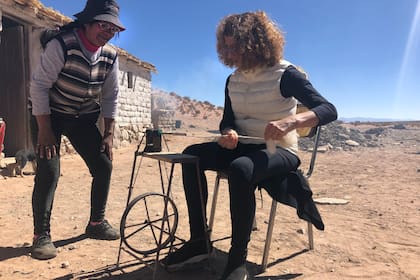 Flora Calpanchay enseña hilado ancestral a los turistas que se acercan a su finca 