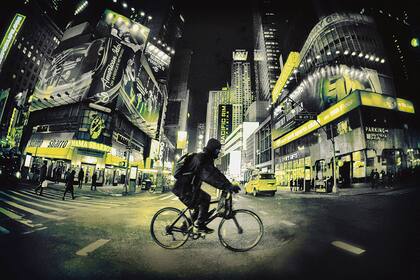 Un ciclista encapuchado en Times Square, Nueva York