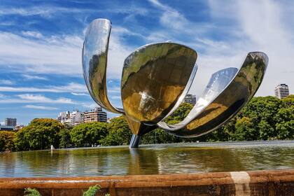 Floralis genérica, en la plaza de las Naciones Unidas, inaugurada en 2002