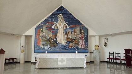 "Florece como el lirio" se titula el mural firmado en 1977, e instalado un año después en la Catedral de Campana