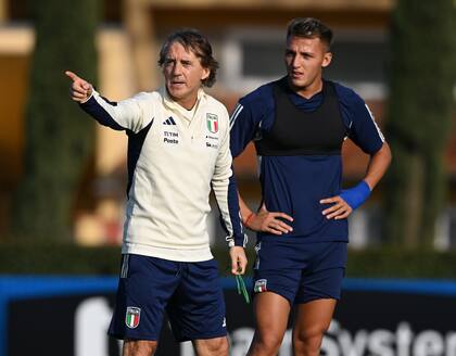 FLORENCE, ITALY - MARCH 21: Head coach of Italy Roberto Mancini speaks with Mateo Retegui during an Italy training session at Centro Tecnico Federale di Coverciano on March 21, 2023 in Florence, Italy. (Photo by Claudio Villa/Getty Images)