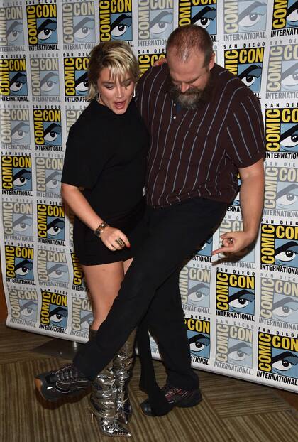 Florence Pugh junto a David Harbour; el otro gran protagonista de esta historia. Los actores posaron súper divertidos antes de subirse al escenario. Ella se llevó todas las miradas con su mini black dress y sus botas metalizadas