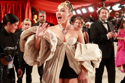 Florence Pugh se mostró muy animada y no paró de sonreír y saludar durante su paso por la alfombra