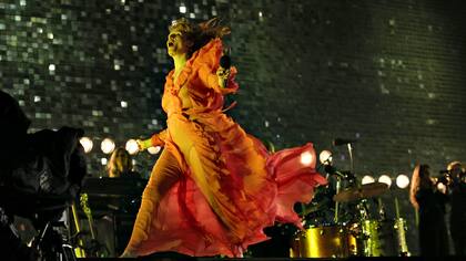 Florence corriendo sobre el escenario