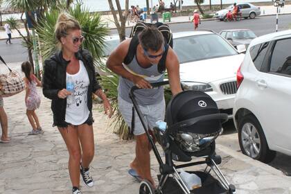 Florencia Peña y Ramiro Ponce de León pasean junto a Felipe