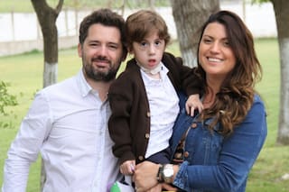 Le dijeron que el diagnóstico de su hijo era irreversible pero lucharon y su hijo logró avances extraordinarios