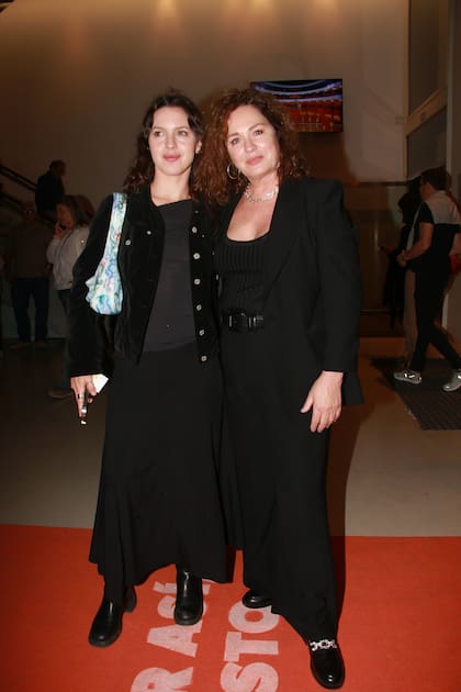 Florencia Bas junto a su hija Clara Darín. A sus 32 años, Clara mantiene un perfil bajo, alejada del mundo del espectáculo que rodea a su padre y a su hermano, el actor “El Chino” Darín