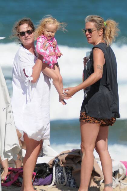 Florencia Bas también ensaya para abuela con Ella. Anita Álvarez de Toledo y su pareja se instalaron en Punta del Este antes de que nazca la beba.