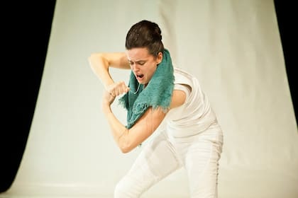 Florencia Bergallo en una secuencia de Lejos, el trabajo de la bailarina y coreógrafa Marina Sarmiento que estrenó hace 10 años en el Beckett Teatro
