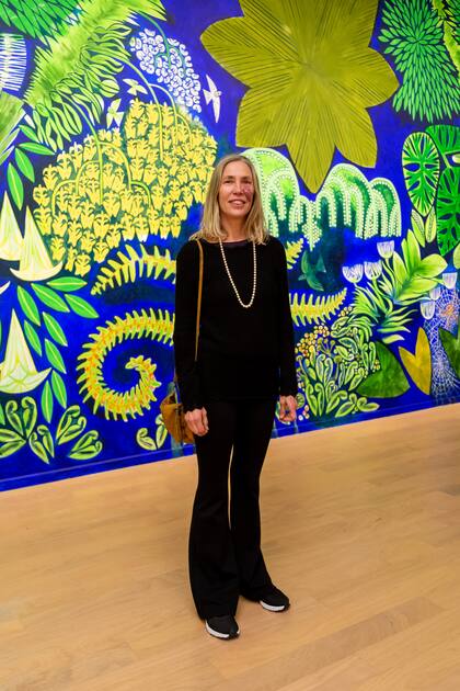 Florencia Böhtlingk frente a su gigantesco mural "Cazadores y Recoletores"