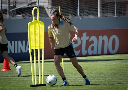 Florencia Bonsegundo, en el entrenamiento de la selección femenina argentina de fútbol