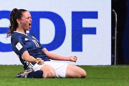 Florencia Bonsegundo festeja el tercer gol de Argentina a Escocia en el Mundial 2019: fuel el del empate, en el final del partido que le dio a la selección su primer punto en la historia de los mundiales