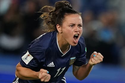 Florencia Bonsegundo festeja uno de sus goles en el Mundial de Francia 2019, donde la Argentina quedó eliminada en la primera fase.