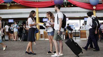 Florencia Dalle Palle y Federico Abraham, el martes pasado, en la terminal de Buquebus rumbo a Uruguay