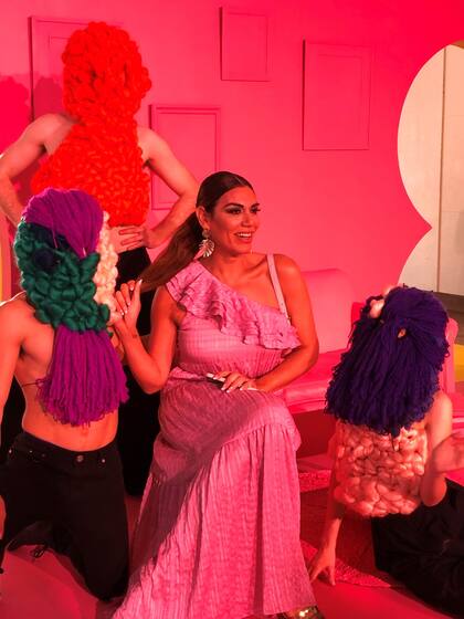 Florencia de la V con los performers enmascarados por Belén Parra