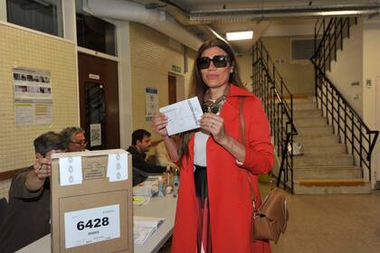 Florencia de la V posó para las cámaras justo antes de introducir el voto en la urna