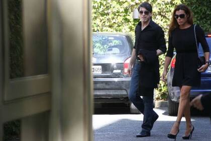 Florencia de la V, una de las mejores amigas de Ibañez, llegando a despedir sus restos