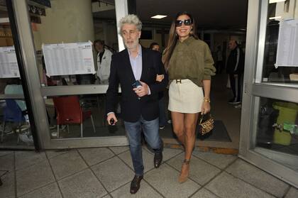 Florencia de la V y su marido, Pablo Goycochea, en su ingreso al colegio San Martin de Tours