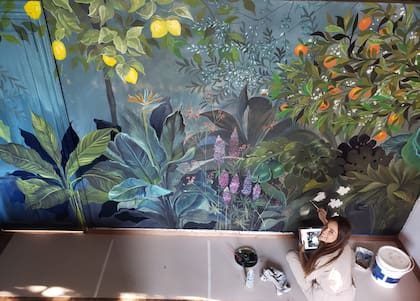 Florencia definió el motivo del mural junto a Pancho: "Nos inspiramos en la flora de El Refugio, en lo que encontrás apenas abrís la puerta de esta habitación", dijo la artista.