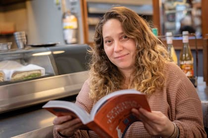 Florencia Dragovetsky con el libro "Cocina Porteña. 170 recetas del bar notable de Buenos Aires Los Galgos", en el que participaron los dueños del bar, Julián Díaz y Florencia Capella, junto al periodista Rodo Reich y la antropóloga Carina Perticone.