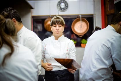 Florencia en acción, en la cocina de Pampa Roja