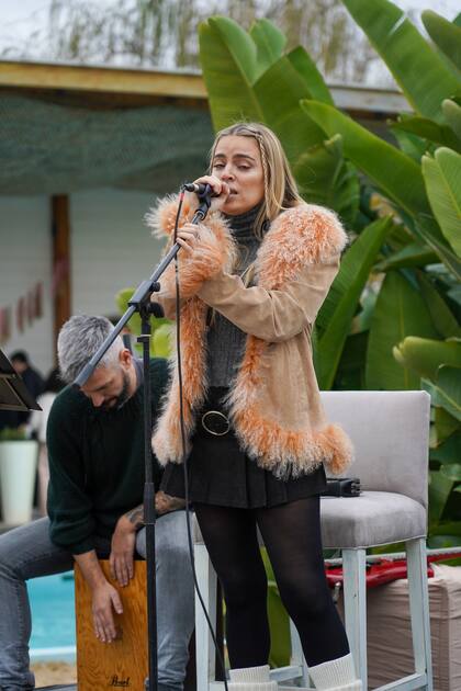 Florencia Fiorini es novia de Eduardo Celasco, ex yerno de Susana Giménez. Hace poco lanzó el video oficial de su tema Donde voy en Youtube