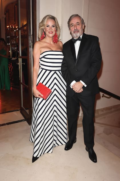 Florencia Florio, con un vestido de Ralph Lauren y clutch de Blanche junto a Gustavo Pelella, su marido.