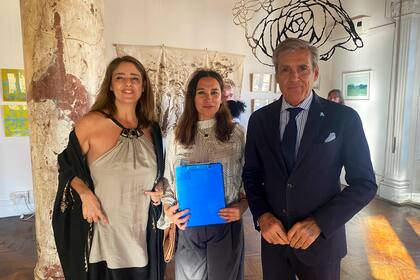 Florencia Galfrascoli, Patricia González y el embajador Marcelo Giusto