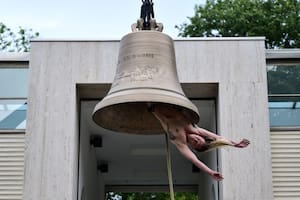 Una campana humana y un tanque con orina: la provocadora apuesta de Austria en la Bienal de Venecia