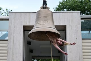 Una mujer desnuda que tañe la campana y un tanque con orina: provocadora apuesta de Austria en la Bienal de Venecia