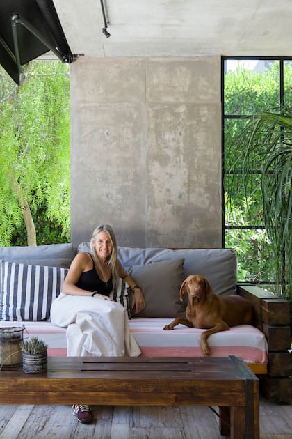Florencia Illodo, broker, decoradora y dueña de casa, junto a Frida, una de sus perras de raza Vizsla.