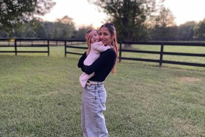 Florencia junto a su beba.