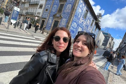 Florencia, junto a su hermana.