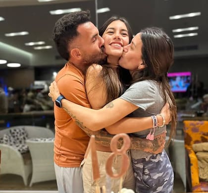 Florencia junto a sus padres (Foto: @__carlitostevez)