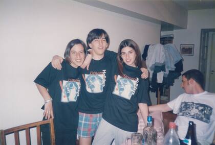 Florencia, la tercera de izquierda a derecha, abraza a su hermano