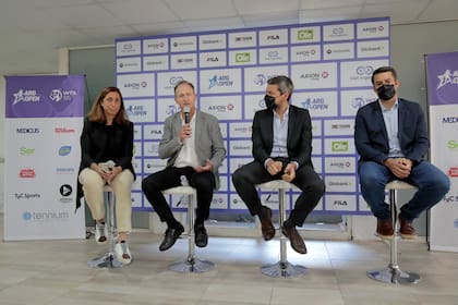 Florencia Labat, exjugadora e integrante del Consejo Ejecutivo de la AAT; Martín Jaite, director del Argentina Open; Matías Lammens, ministro de Turismo y Deportes, y Agustín Calleri, presidente de la AAT, durante la presentación del torneo