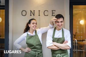 Florencia Montes junto a su pareja, el chef italiano Lorenzo Ragni, ambos ex Mirazur y al frente del restaurante ganador.
