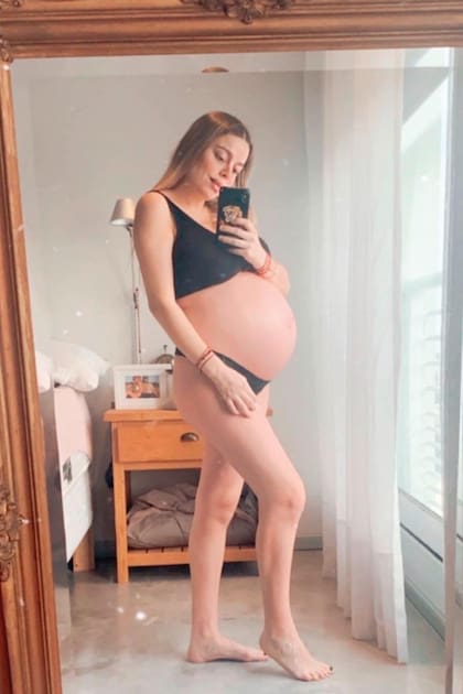 Florencia muestra su panza de 8 meses. Ella ya es mamá de Paloma, de 10 años.