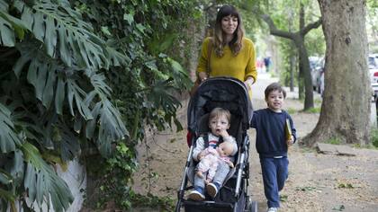 Florencia pasea con sus hijos, alejada de la Ciudad