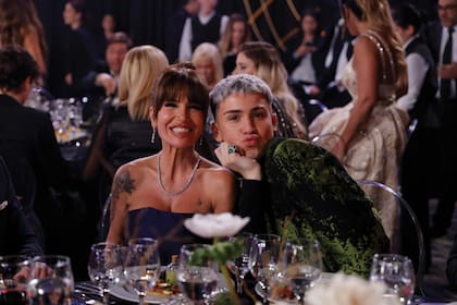 Florencia Peña eligió un strapless de corte sirena de Camila Romano que combinó con joyas de Rubí Rubí. A su lado, su hijo, Juan Otero, vestido por Jorge Rey, compartió mesa con la cantante La Joaqui, Lizy Tagliani y Abel Pintos, entre otros.