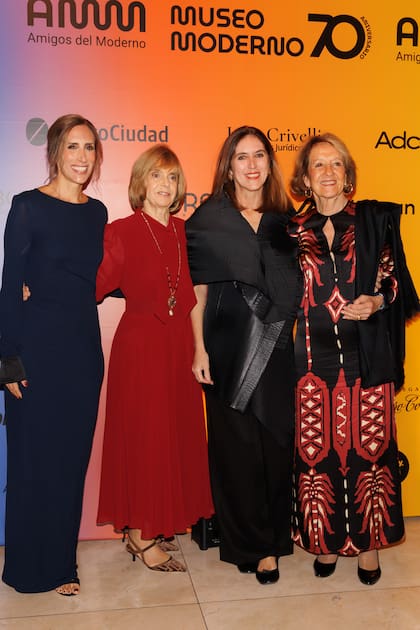 Florencia Perotti, María Freixas de Braun, y Victoria Noorthoorn, junto a María del Carmen Cerruti de Zorreguieta, madre de la reina Máxima de los Países Bajos