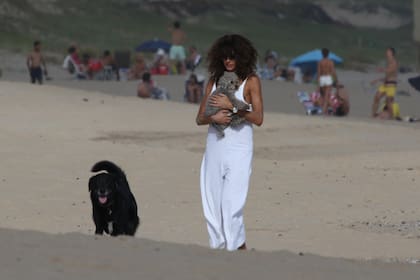 Florencia Raggi, quien fue top model en los 90, disfruta de las playas del Este con sus mascotas