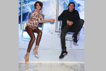 Florencia Raggi y Nicolás Repetto simularon estar en la nieve, en un evento en Buenos Aires
