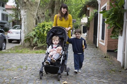 Florencia Roca, con sus hijos Valentín y Tomás