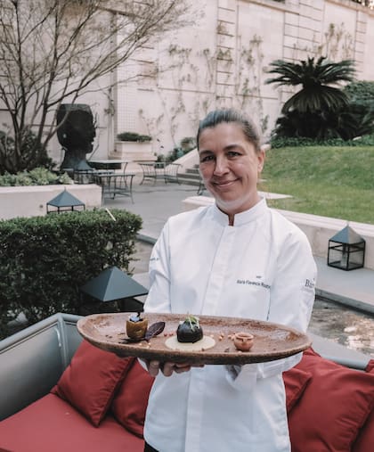 Florencia Rodríguez en el Palacio Duhau, con su tamal de gallo y maíz morado.