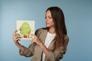 Comenzó leyéndole cuentos a su hija para dormir y ahora le da vida a los personajes con una obra de teatro