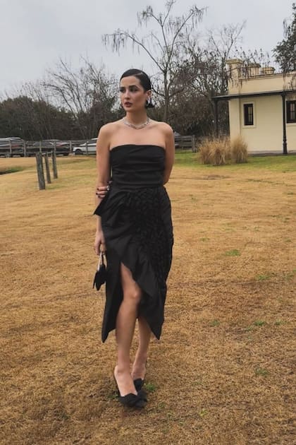 Florencia Torrente lució un strapless con abertura y volados de Valentina Schuchner.