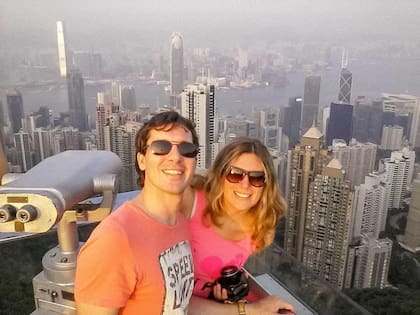 Florencia tuvo algunos novios pero ninguna relación que valiera la pena, Juan, lo opuesto, comenzó una relación formal y optó por la convivencia
