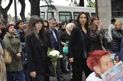 Florencia, una de las hijas de Luis Brandoni, junto a familiares y amigos del querido actor
