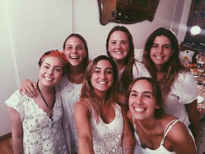 Florencia Vivas (izq) junto a un grupo de voluntarias de Cuerdas Azules